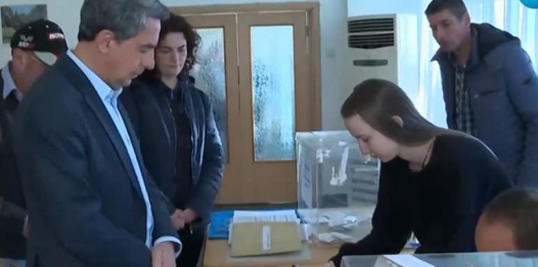 Плевнелиев гласува и призова всички да го направим
